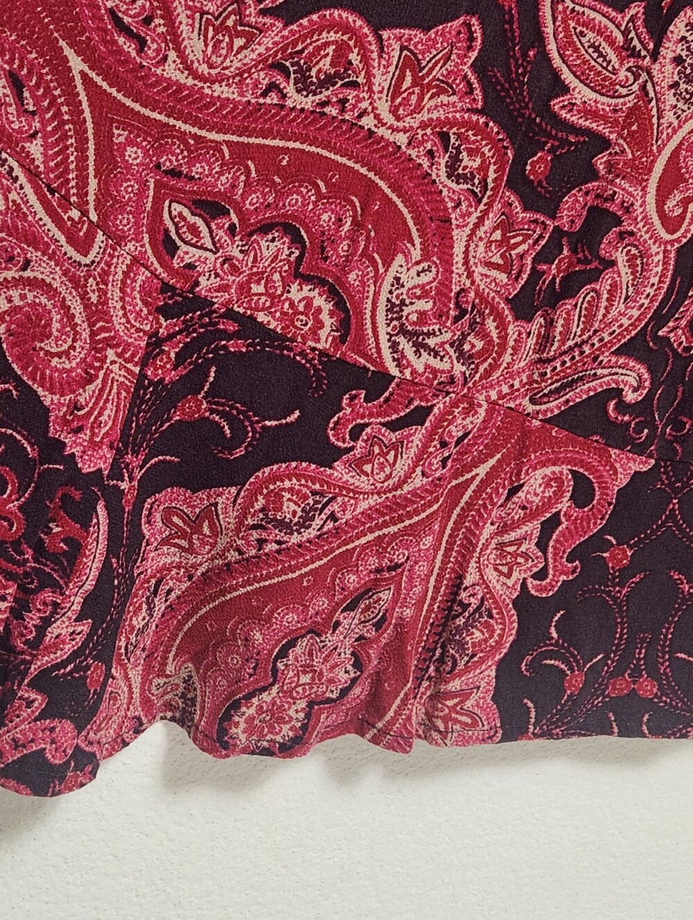 💐NWT Free People At The Shore Skirt Sz 0 Handkerchief Sharkbite Hem Red Paisley - Picture 8 of 16